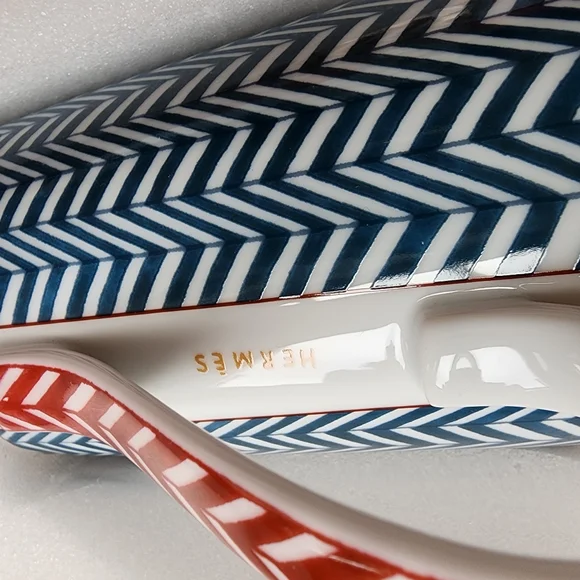 GIFTABLE Hermès Les Cabanes Set of 2 Herringbone Mugs - Picture 6 of 12